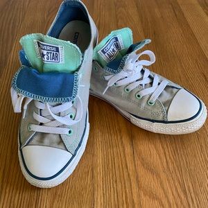 Kids/women’s converse. (Kids size 5/womens size 7)